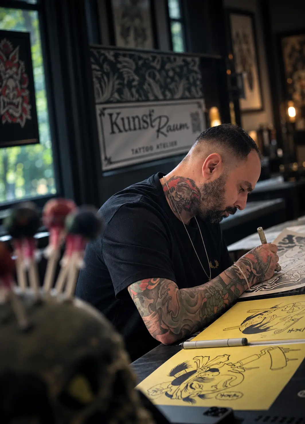 Tattoo Artist Chris beim Zeichnen