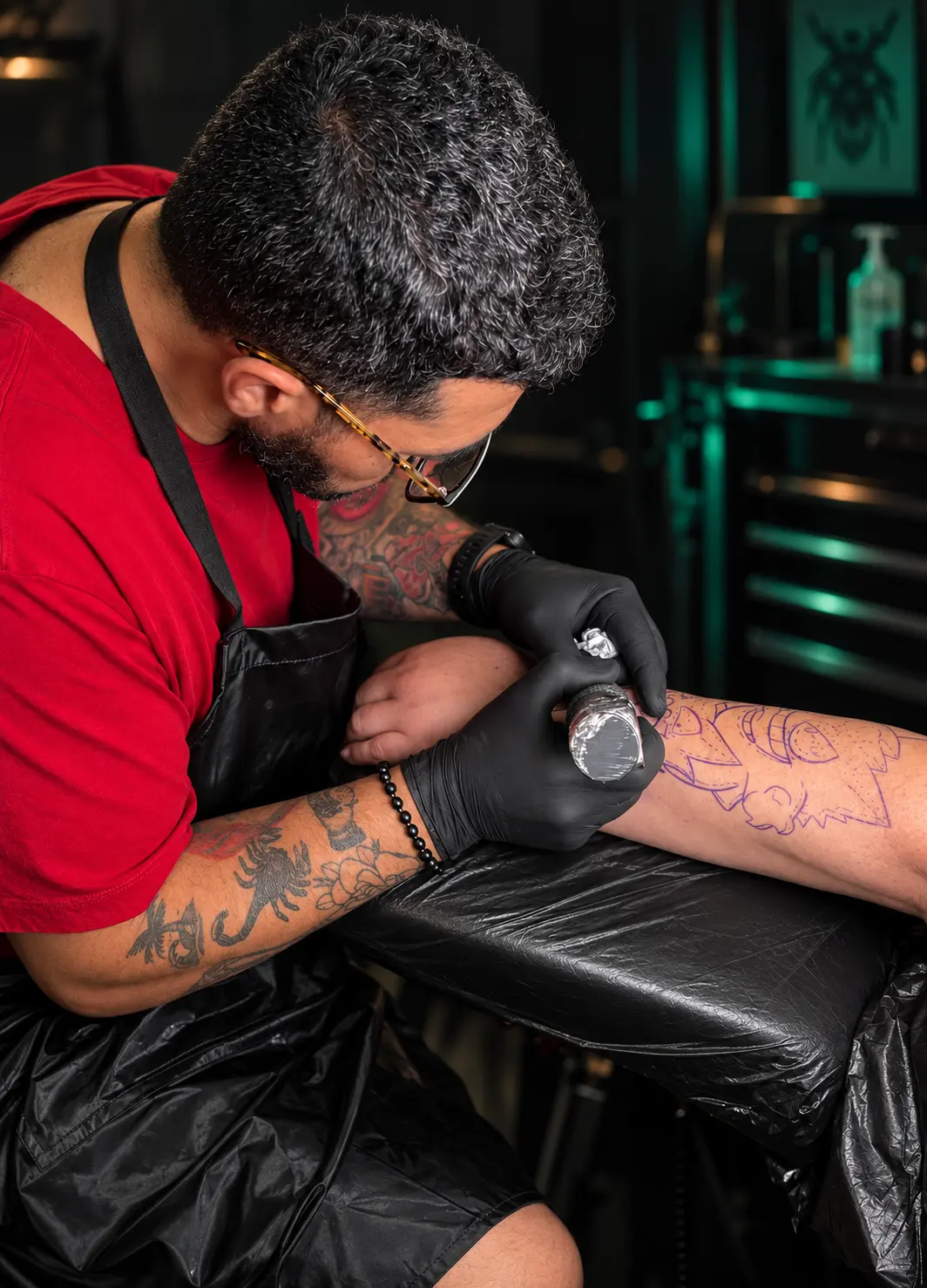 Tattoo Artist João bei der Arbeit