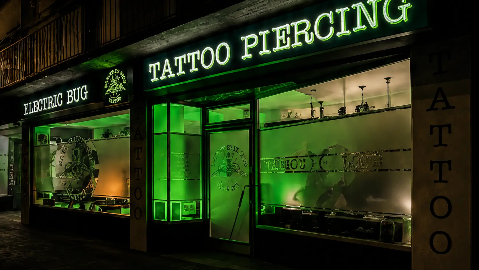 Außenansicht des Electric Bug Tattoo Studios bei Nacht