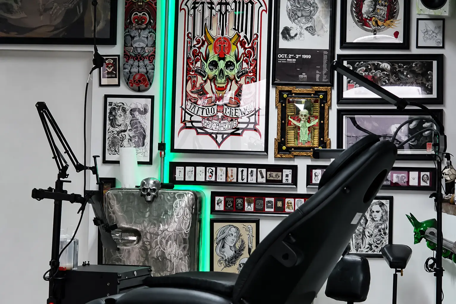 Tattoo-Liege und Studiokunst