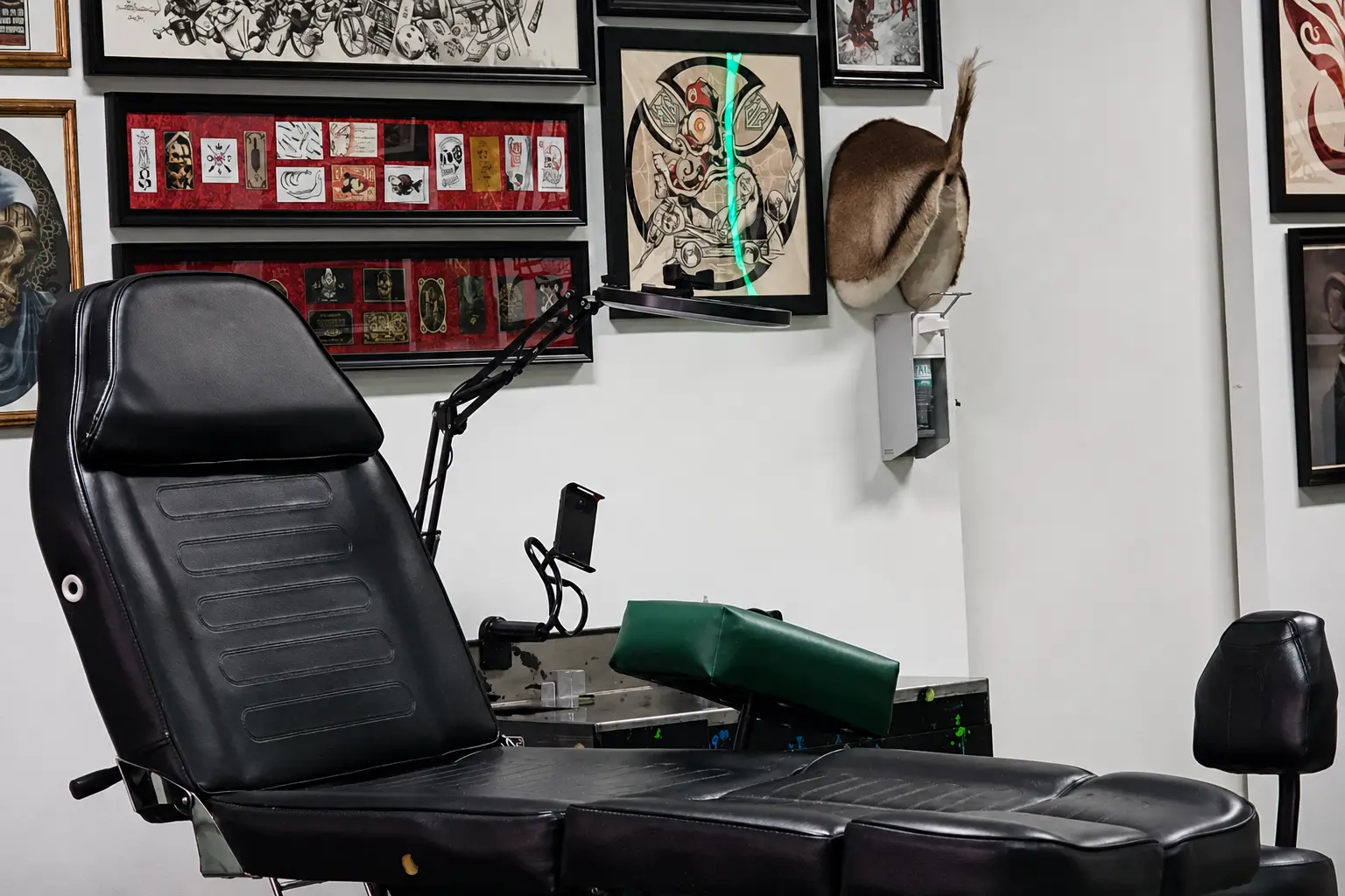 Tattoo-Arbeitsplatz mit gerahmter Kunst