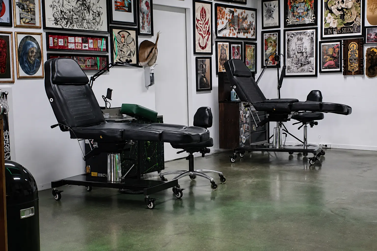 Tattoo-Studio mit mehreren Arbeitsplätzen