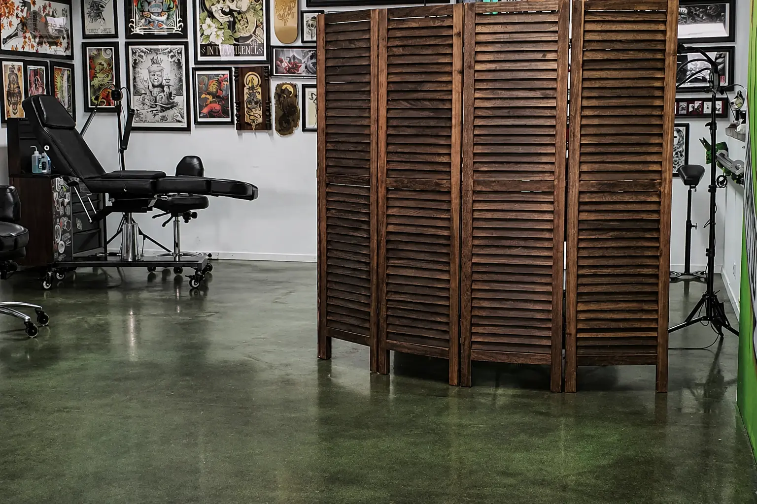 Tattoo-Studio mit Kunstgalerie