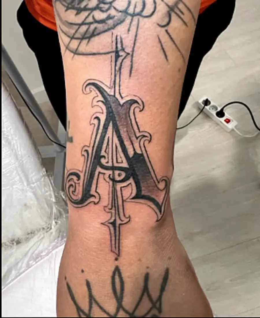Individuelles Monogramm Lettering Tattoo