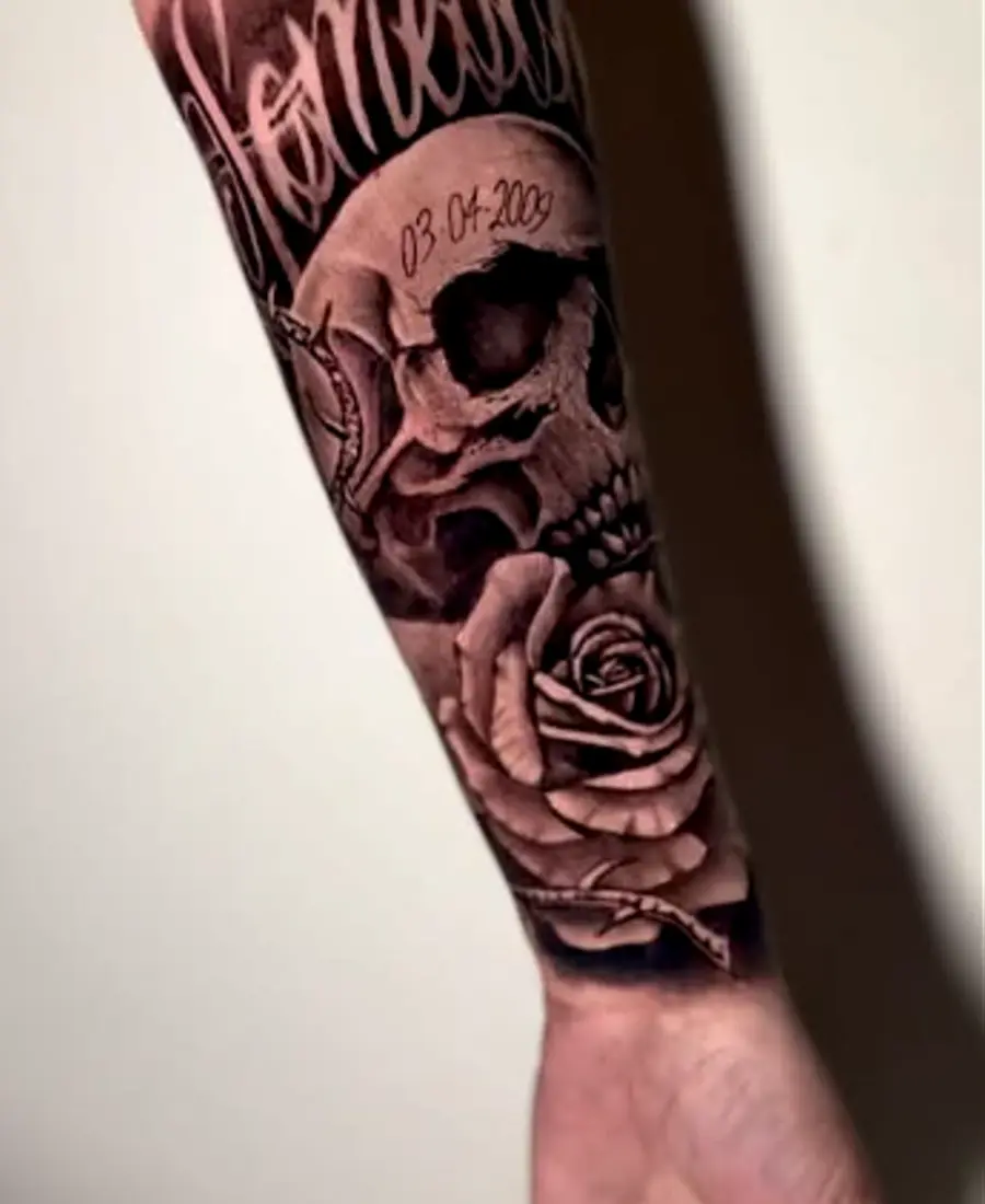 Memorial Tattoo mit Totenkopf und Rose